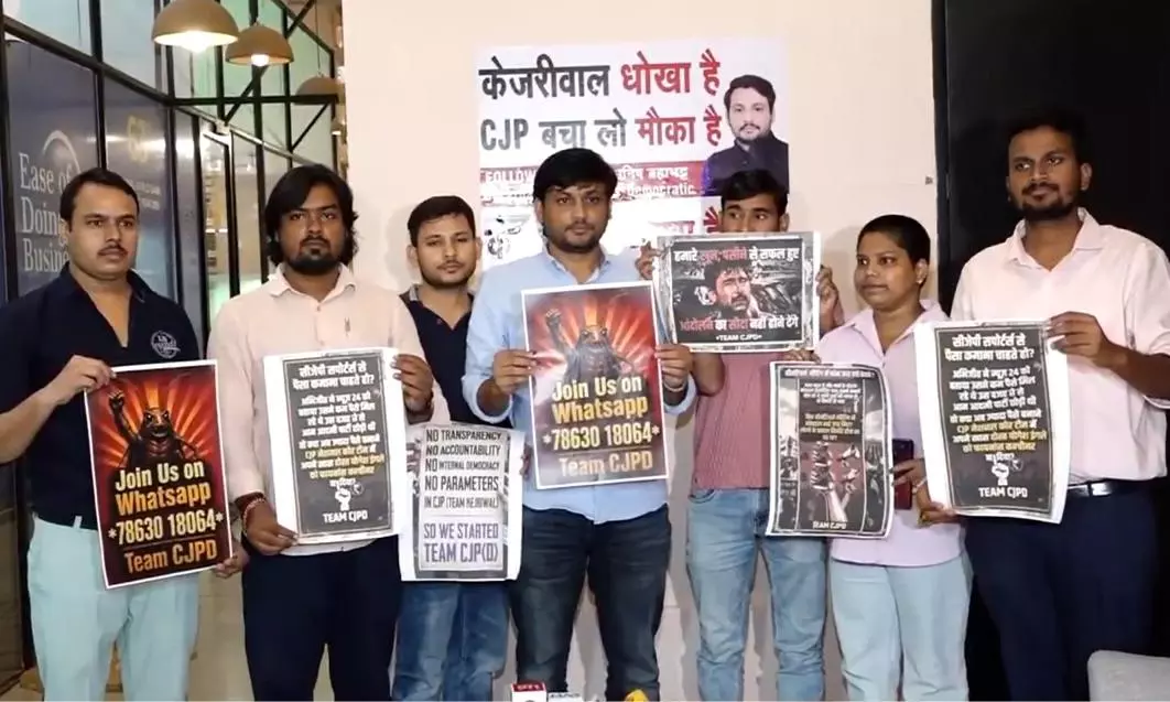 cockroach-janta-party-manish-brahmbhatt-abhijeet-dipke