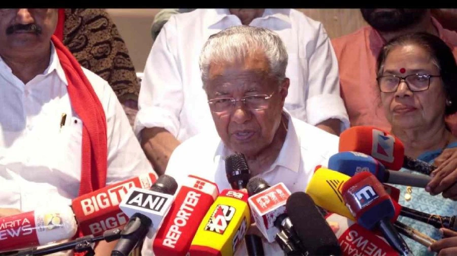 pinarayi-vijayan-cpm-leaders-welcome-thiruvananthapuram-delhi-protest-2026